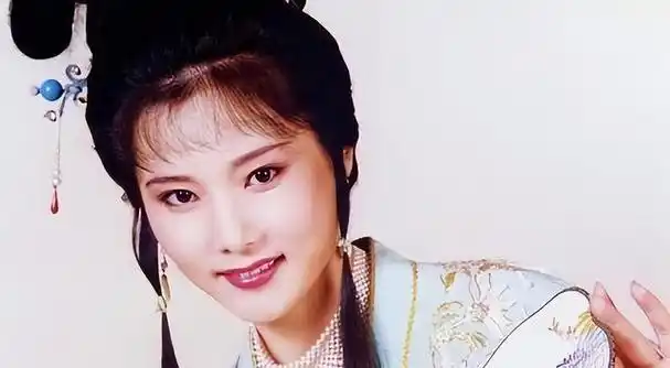 因长相太漂亮无人敢追,父亲为她终身不娶,今61岁依旧优雅又得体