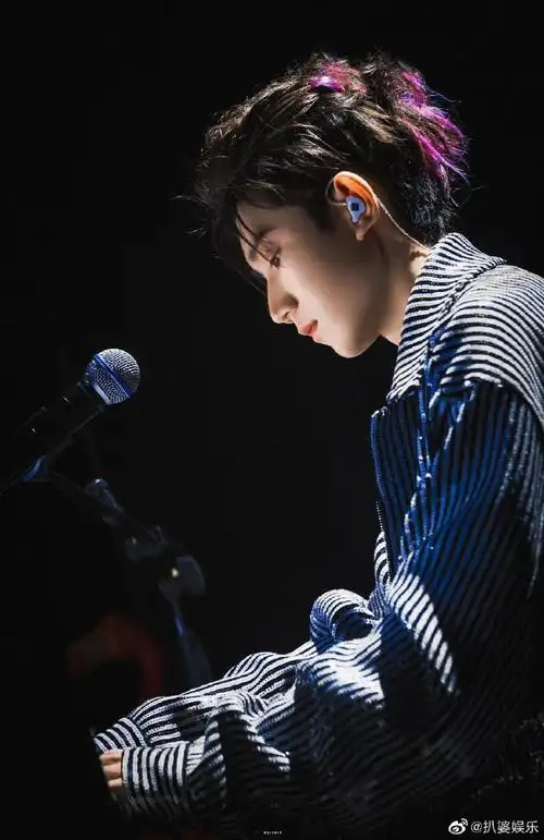 王源明日5合作舞台直拍