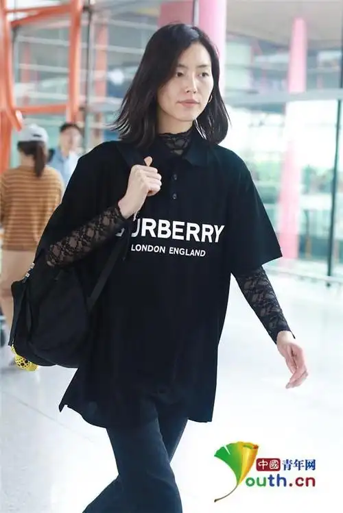 刘雯对镜挥手亲切十足 短发一颦一笑散发迷人气质