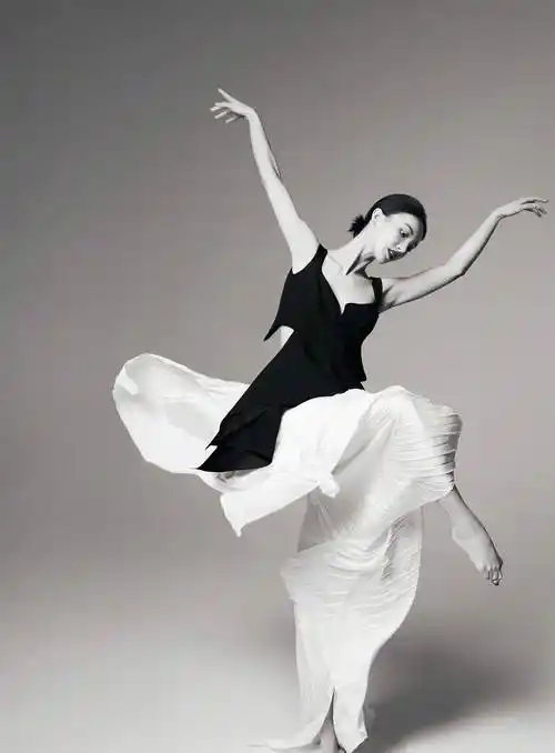 借着这股"东风",金晨再接再厉,在网上晒出一组黑白舞蹈照,穿v领吊带配