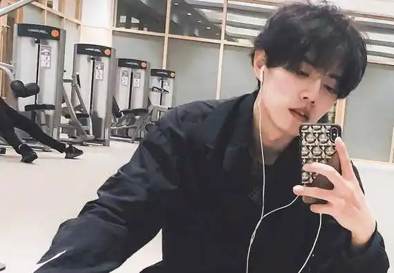 原创肖战晒出健身房照片身上的肌肉线条明显略显身材肌手臂也粗壮了