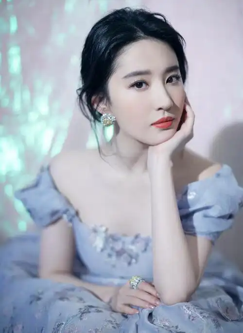 刘亦菲终于瘦了宅家练出肱二头肌与马甲线网友吐槽是金刚芭比