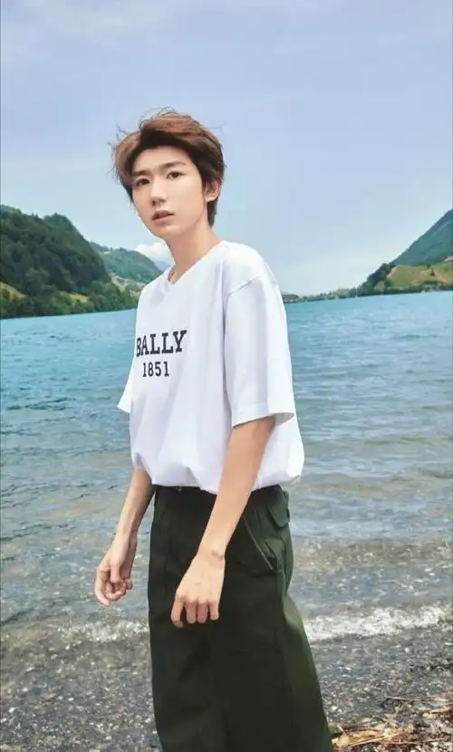 清爽穿搭帅气值拉满～扔石子打水漂太可爱了#王源立夏营业照