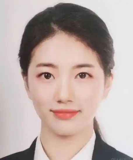 整张脸美到超不真实,网友也将这张证件照封为「最美