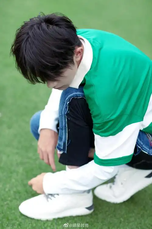 今日份的易烊千玺,绿白条纹衫, 牛仔裤,运动鞋, 少年青春