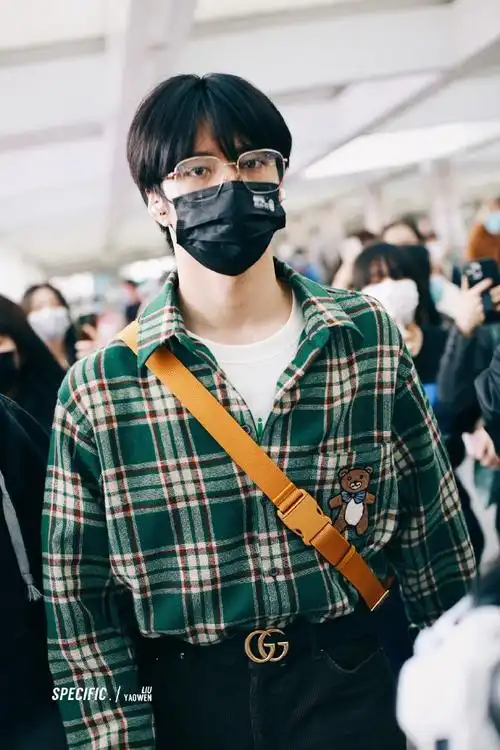 刘耀文机场饭拍#刘耀文绿色格子衬衫# 眼镜杀机场model出街@时代少年