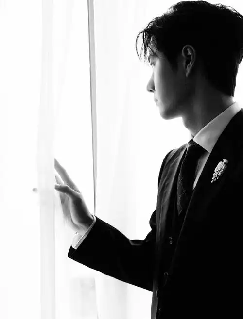 王一博身着黑色西装搭配格纹领带,佩戴chanel臻品珠宝n°5 系列n°5