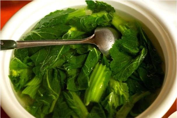 儿媳让婆婆喝十年青菜汤临终前说妈存款都留给你