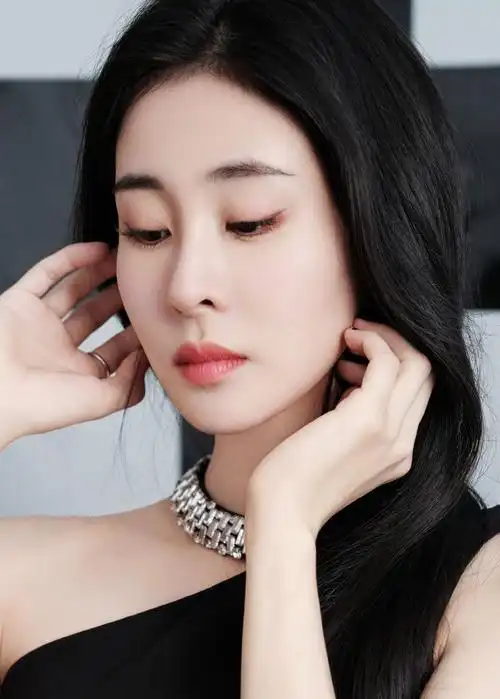 张碧晨钻光线条露背裙造型