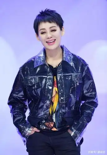 有种"冻龄"叫宁静的短发,染发后分分钟女团范儿!48岁还这么潮