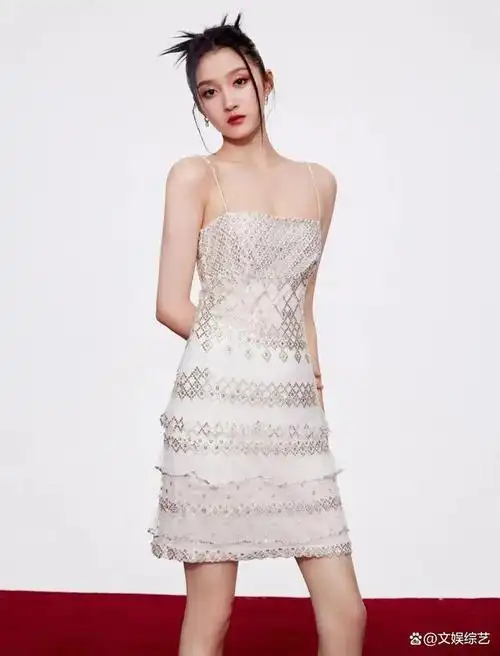 关晓彤身穿吊带短裙,一改往日的甜美形象,露出一双纤细的美腿,炫酷的