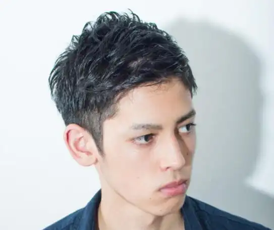 蓬松式的男生短发卷发发型 个性又洋气