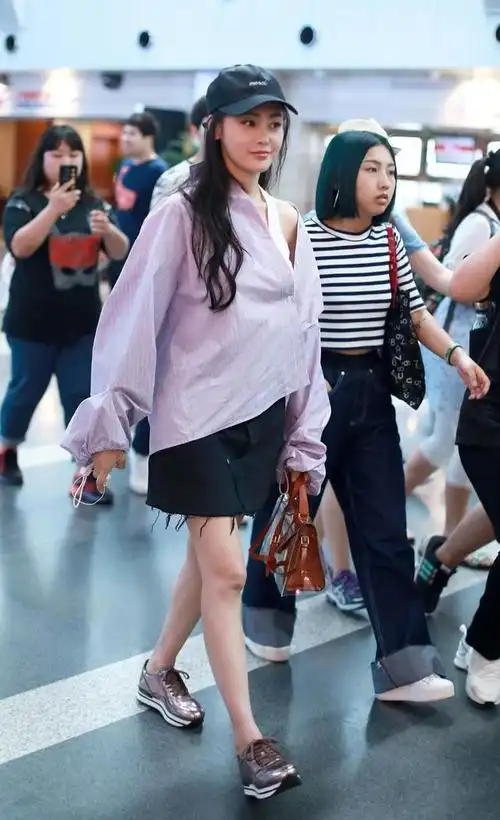 张天爱大胆素颜现身机场真实皮肤状态引热议