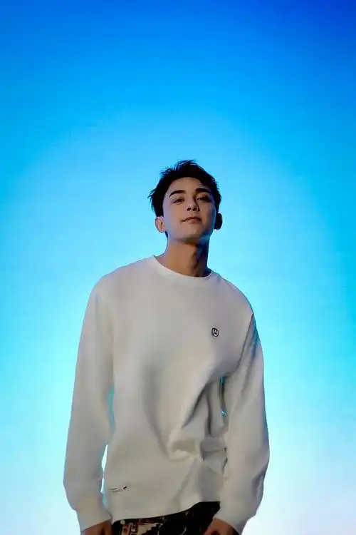 吴磊穿白色卫衣干净清爽少年感满满