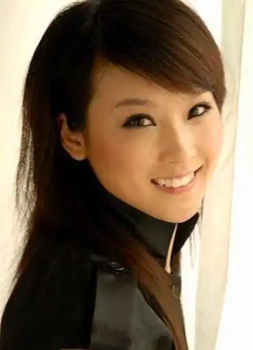 谢楠选秀时的旧照曝光,塌鼻子大饼脸五官全动过,吴京不担心遗传给孩子