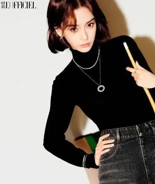 杨颖登《时装》十二月刊,裸色抹胸性感撩人,机车短发又酷又飒_baby