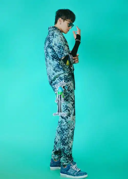 吴亦凡油画牛仔套装帅气写真图片