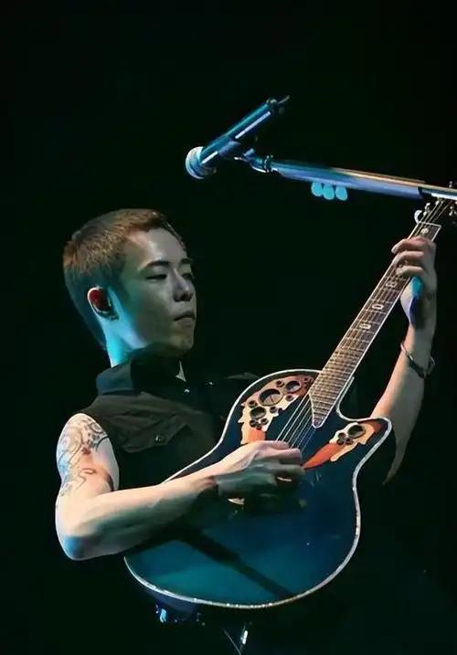 朱茵母女亮相黄贯中画展52岁朱茵打扮时尚12岁女儿越来越漂亮