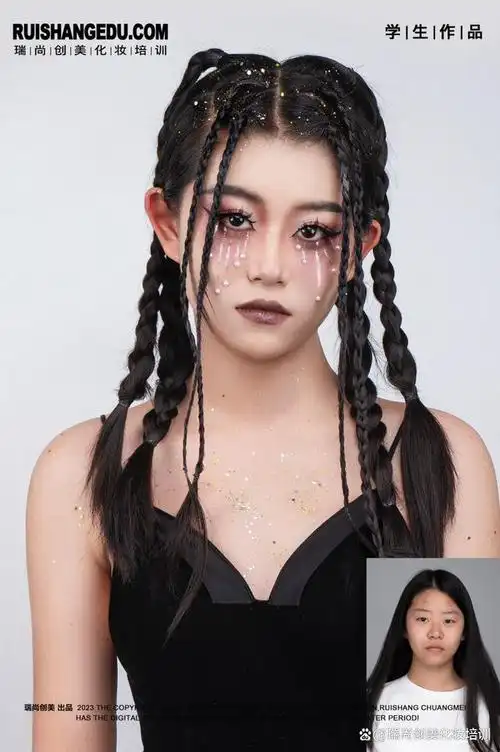 黑色的主色调烘托出夸张与暗黑感,妆容部分以独特的眼妆为亮点,个性