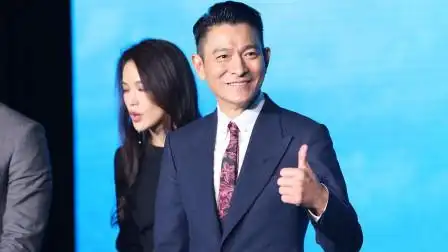 刘德华为鲁豫理发,洗剪吹一条龙!网友:被演戏唱歌耽误的手艺人