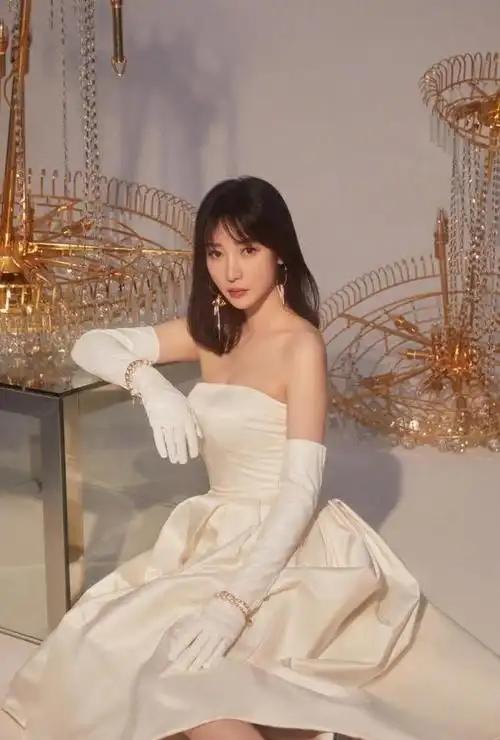 柳岩身材有料又敢穿一袭复古抹胸裙优雅高贵立体感太强