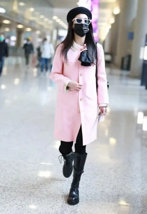 黄圣依机场私服流出穿粉色大衣配马丁靴粉嫩减龄少女感十足