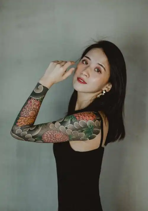 日式老传统菊花花臂纹身图片