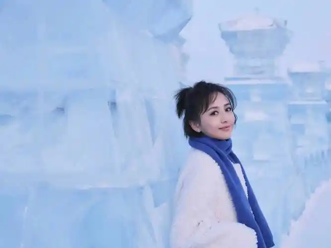 佟丽娅一袭白衣搭配蓝色围巾,初恋感十足.1/10