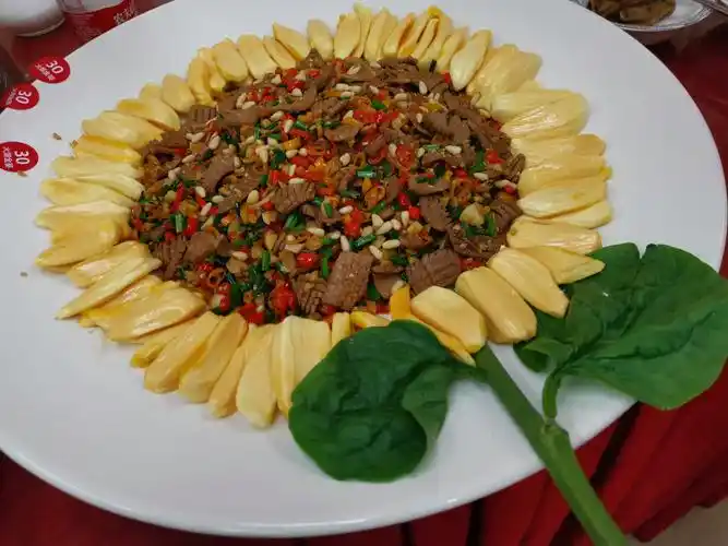 随着火热的节奏,31道菜品全部上齐,色,香,味,形俱全,令评委和围观人员