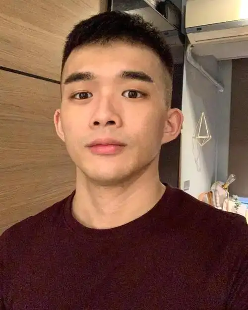 说起男生的"两边光"发型,就不得不推荐寸头发型了.