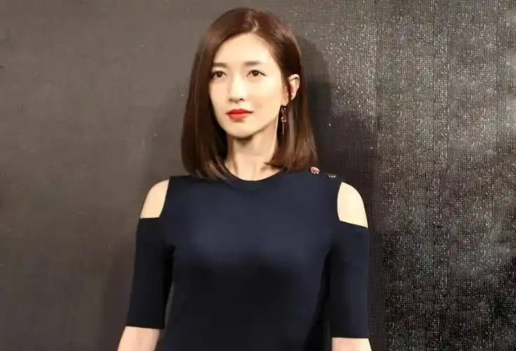 江疏影穿针织裙亮相,坐姿优雅身形饱满,短发造型又纯又欲_淑英_影子