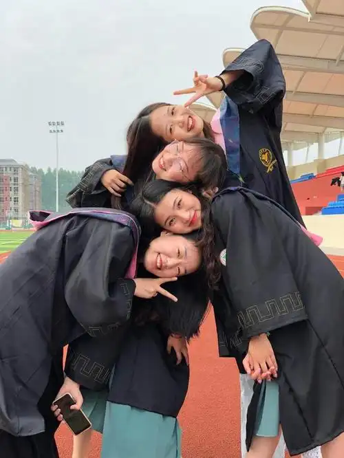 定制学士服拍照,留下青春和记忆