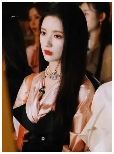 姜贞羽戛纳蹭红毯被喷,与如今天仙模样大有出入,妹妹老照骗了吧