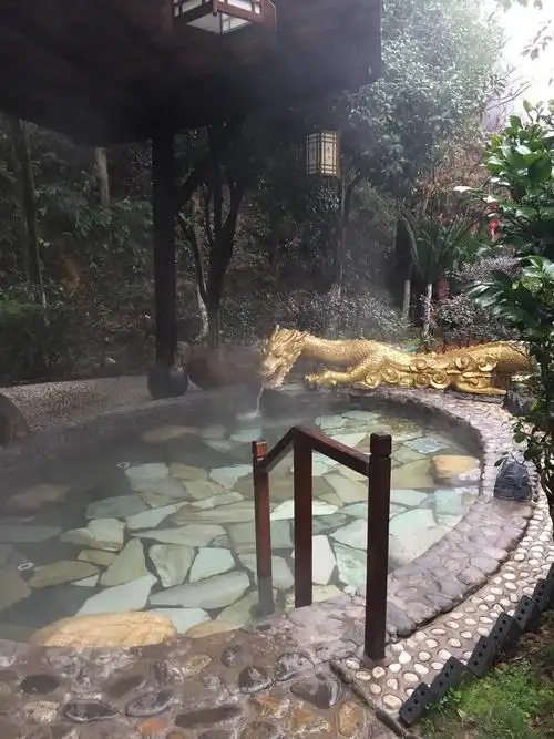 江西明月山,天沐温泉度假区,是世界少有的富硒温泉,泡汤是很舒服的