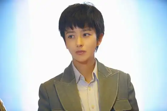 佟丽娅男装英气十足