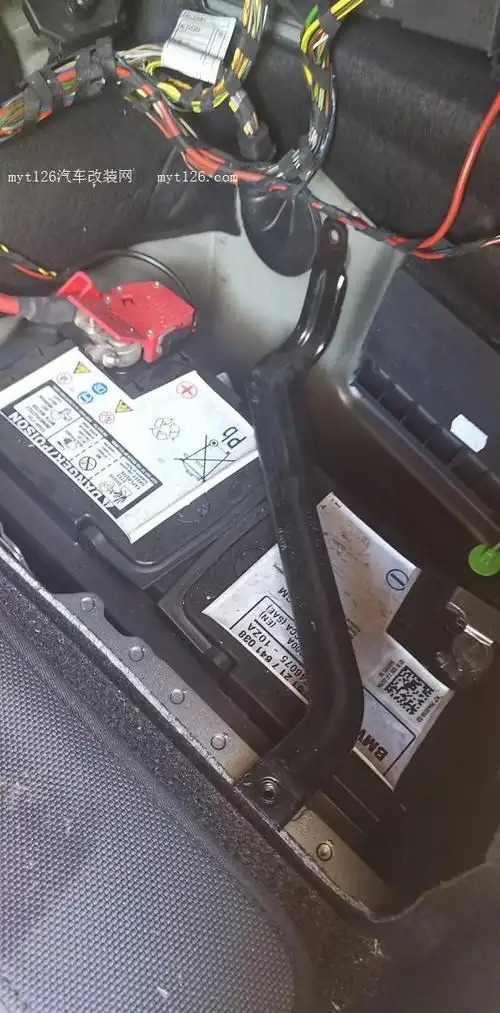 自己动手更换宝马3系agm自动启停电瓶