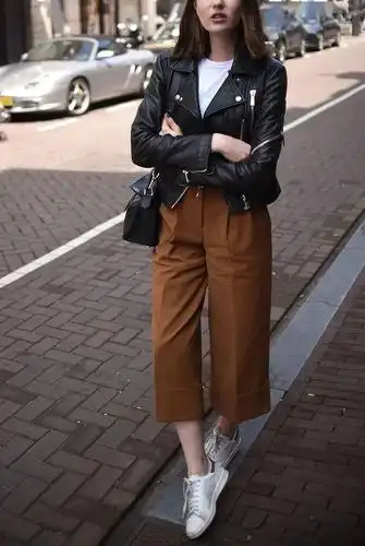 阔腿裤球鞋2021春季最时髦搭配