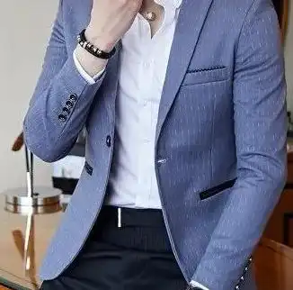 搭配一:蓝色休闲西服 白色v领t恤 深蓝色牛仔裤休闲西服可以搭配的