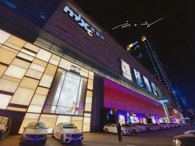 实拍沈阳万象城,东北地区"最高档"的商场,游客:沈阳人真有钱