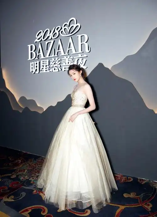 关晓彤芭莎明星慈善夜性感写真图片