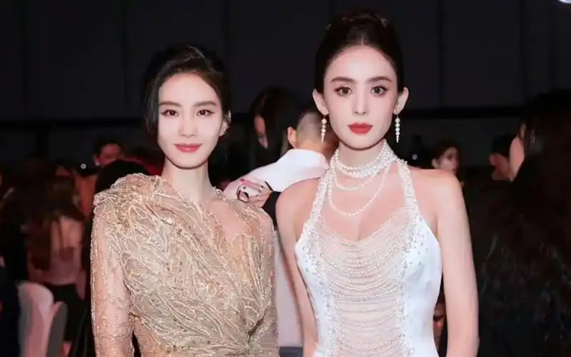 刘诗诗古力娜扎同框比美,热聊不断感情好,合照梦回《轩辕剑》