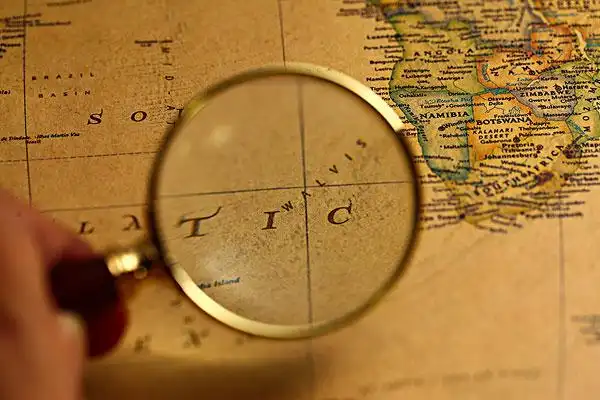 放大镜放在复古地图上