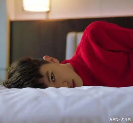 组图:满满的青春味道的小奶狗,侧颜都可以这么帅的艺术系男生!