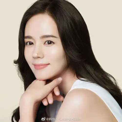 拥有「韩国天然美女」之称的韩佳人,在23岁事业当红之际,嫁给演员