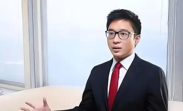 霍启山出席活动遇上美女跟美女说话弯腰表演美女撞章子怡