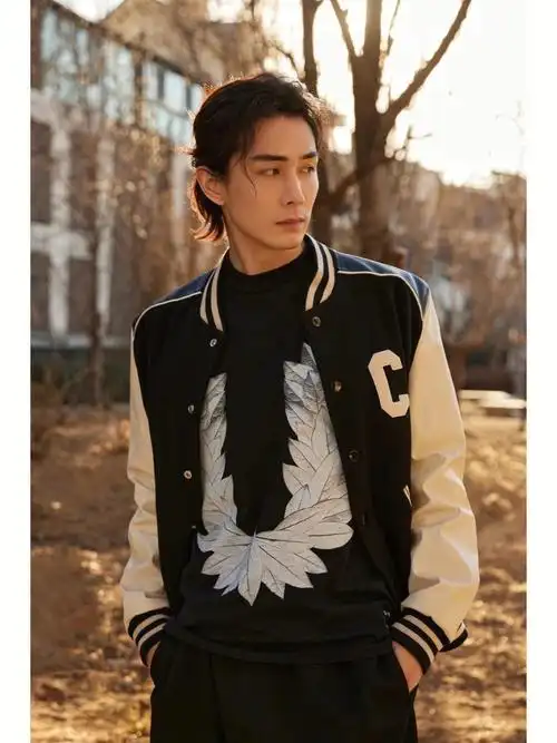 演员李承铉身穿mcm x phenomenon联名胶囊系列月桂叶印花t恤