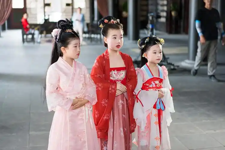 古装拍摄 #汉服小仙女 #拍摄现场你比我想像中的还要坚强! - 抖音