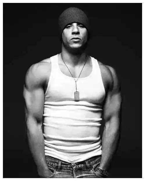 看他的训练和饮食就明白了