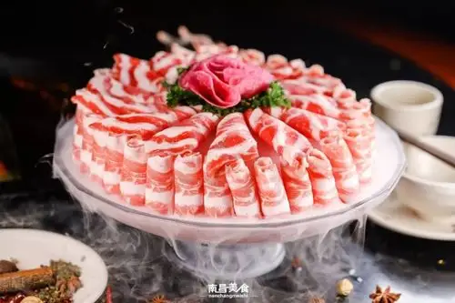 听这名字就知道这道菜"不简单",满满一大盆的牛羊肉卷,往桌上一放就是