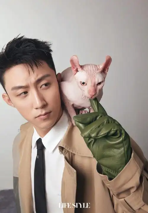 黄景瑜利落短发出镜 表情冷峻酷帅有型